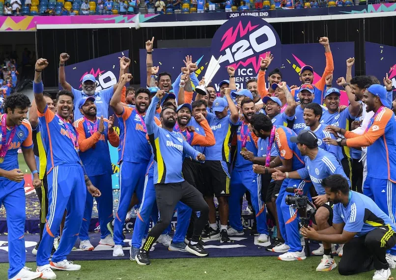 Indian team reached mumbai after world cup win